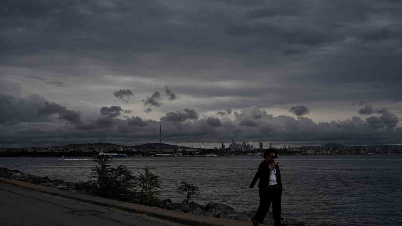 İstanbul’da gökyüzünü gri bulutlar kapladı