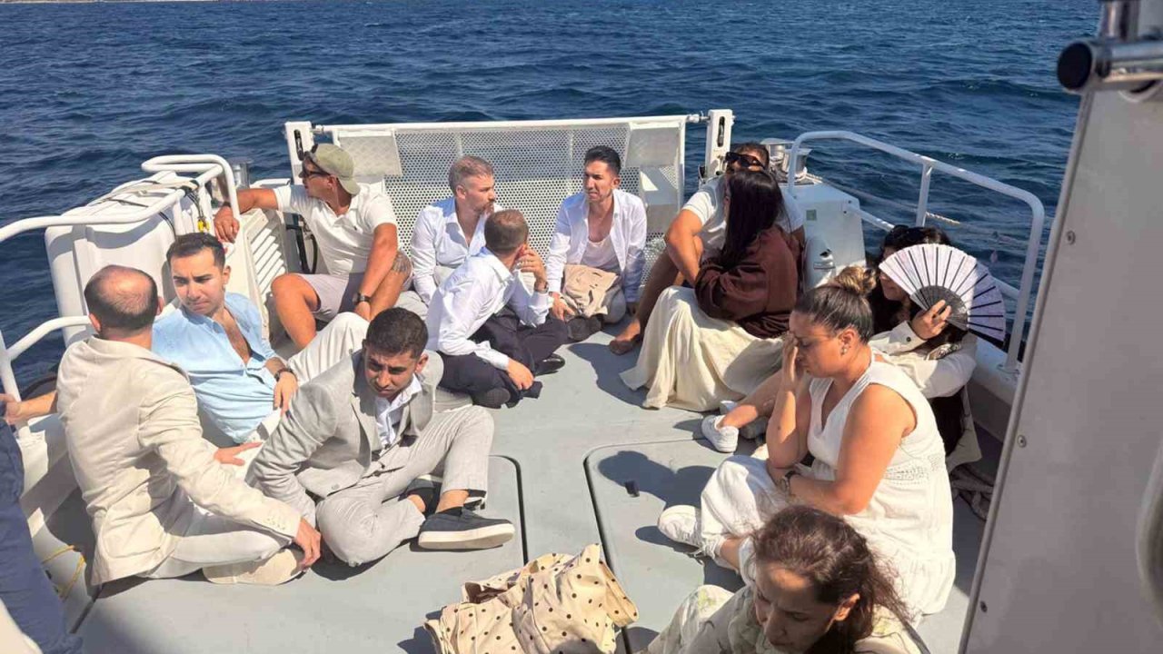 Yelkenli teknede düzensiz göçmenler ve yabancı uyruklu 2 göçmen kaçakçısı yakalandı