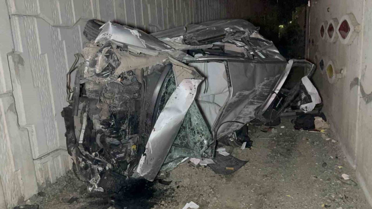Samsun’da takla atarak hurdaya dönen otomobilde 2 kişi yaralandı