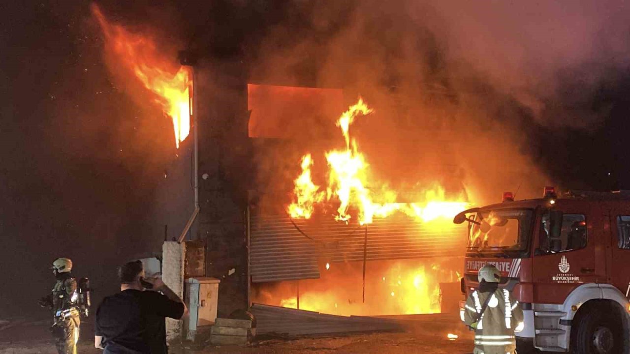 Esenyurt’ta lastikçi dükkanında çıkan yangın 5 iş yerine sıçradı