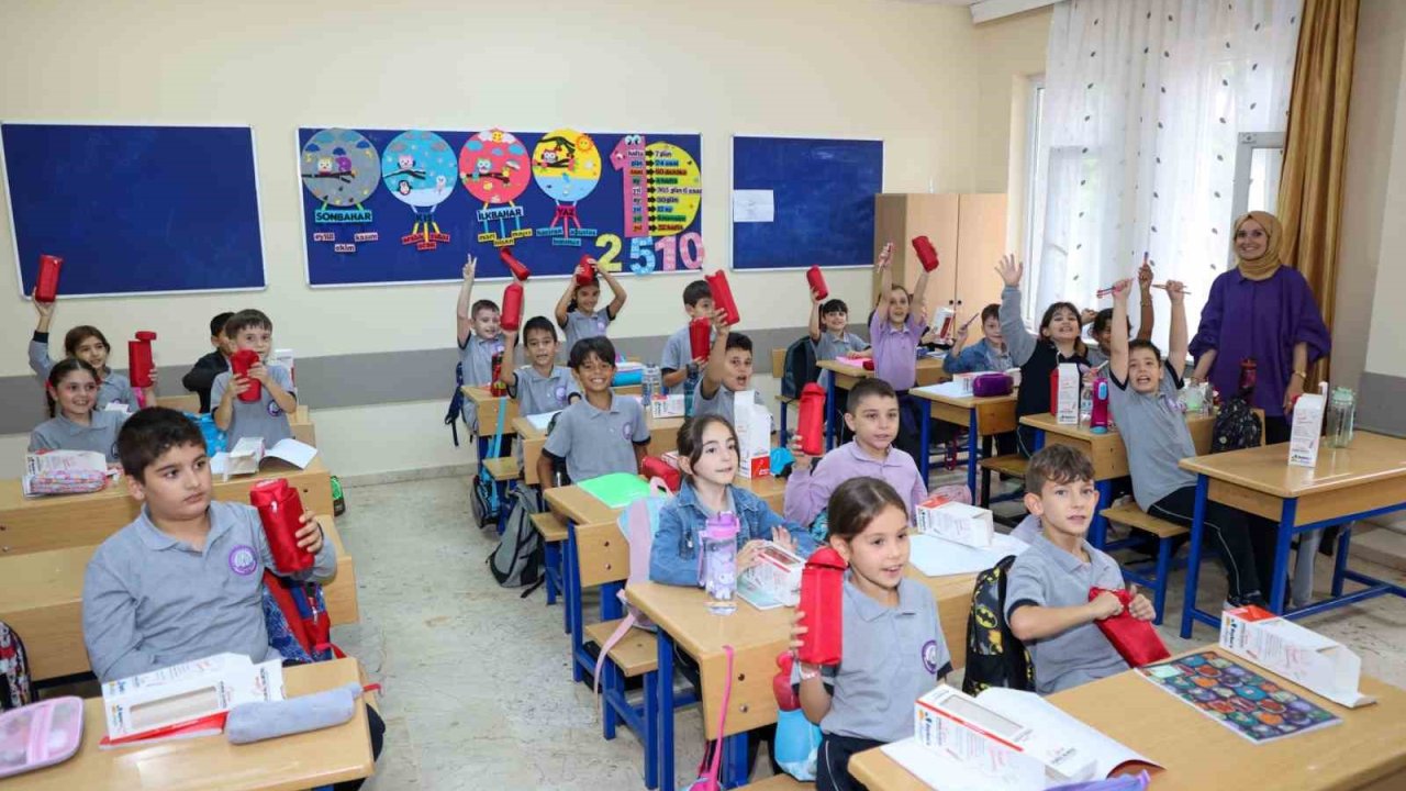 Beykoz Belediyesi’nden 30 bin öğrenciye kalem kutusu seti ve bin 777 öğrenciye nakdi yardım