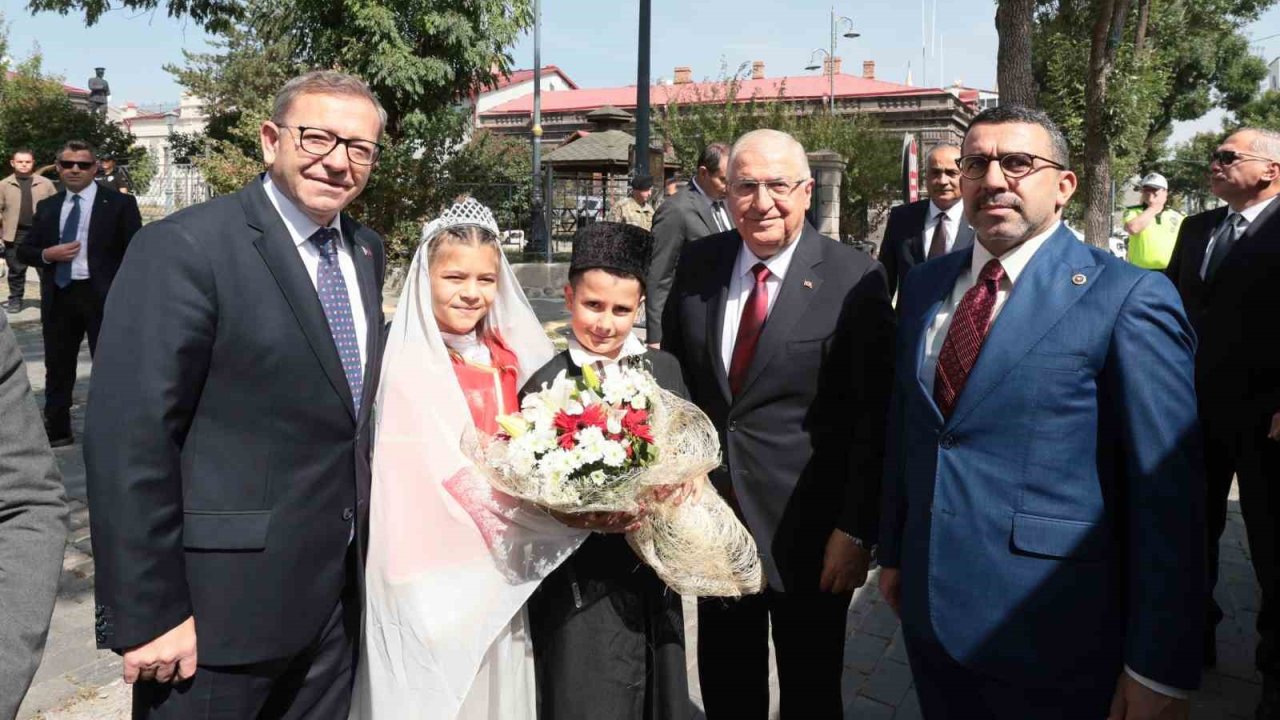 Bakan Güler, Kars Valiliğini ve Belediyesini ziyaret etti