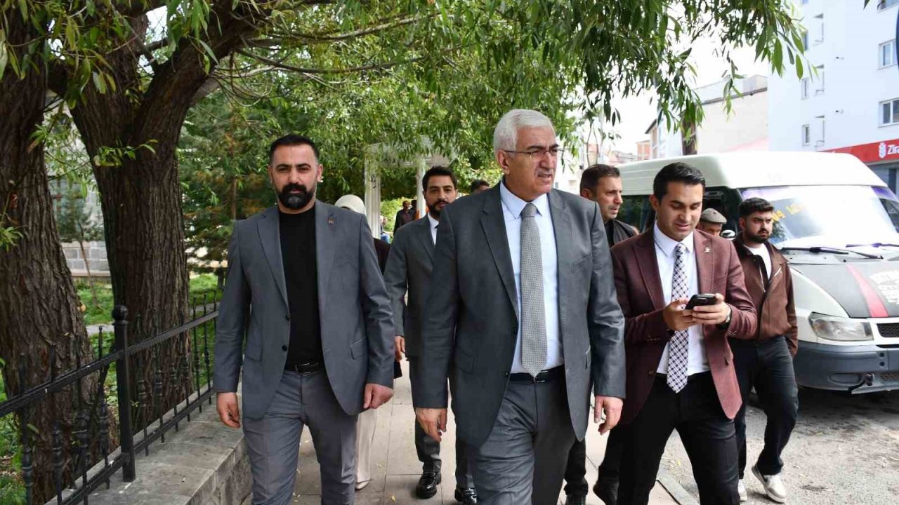 Türkiye Yüzyılı Buluşmaları için Kars’a gelen AK Parti Erzurum Milletvekili Öz, Sarıkamış’ta esnaf ve teşkilatla buluştu