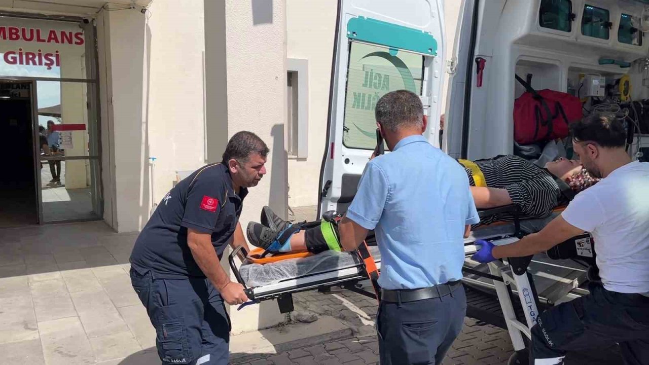 Hafriyat kamyonu ile otomobil çarpıştı: 3 yaralı
