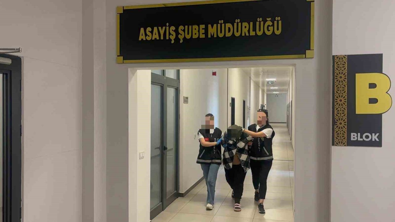Babasını öldüren annesinin gözyaşlarını mahkeme salonunda sildi