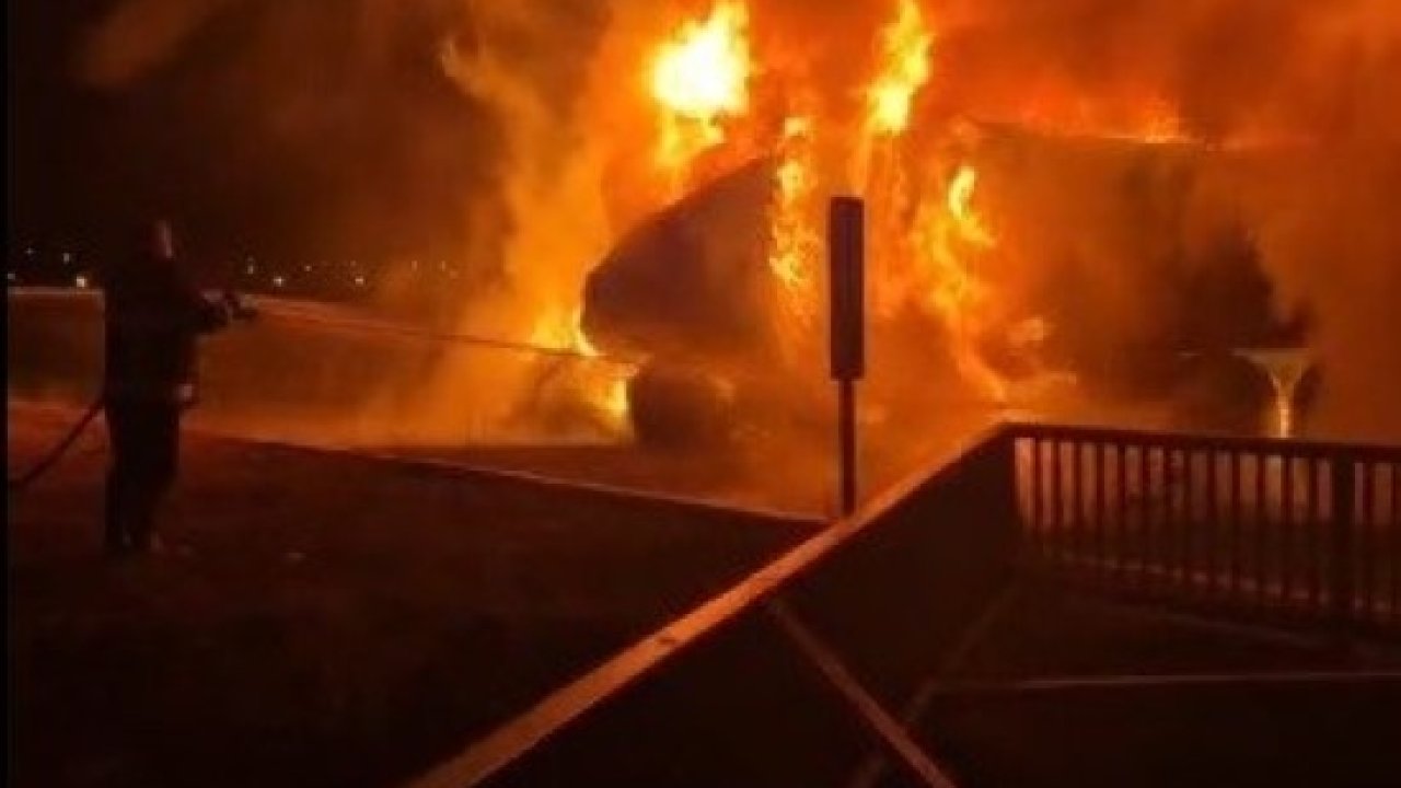 Kars’ta seyir halindeki tır alev alev yandı: Şoför son anda kurtuldu