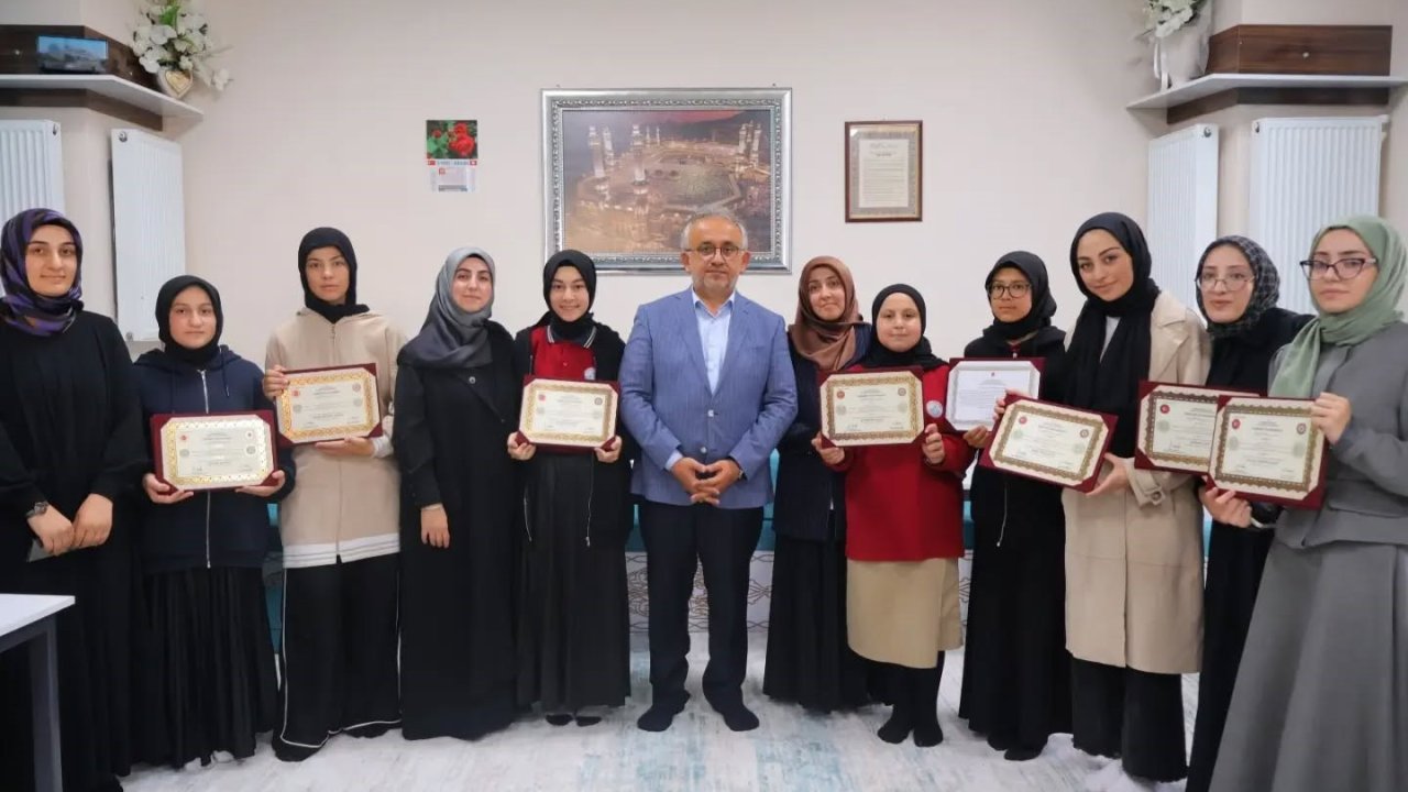 Bayburt’ta hafızlık eğitimini tamamlayan öğrencilere belgeleri verildi