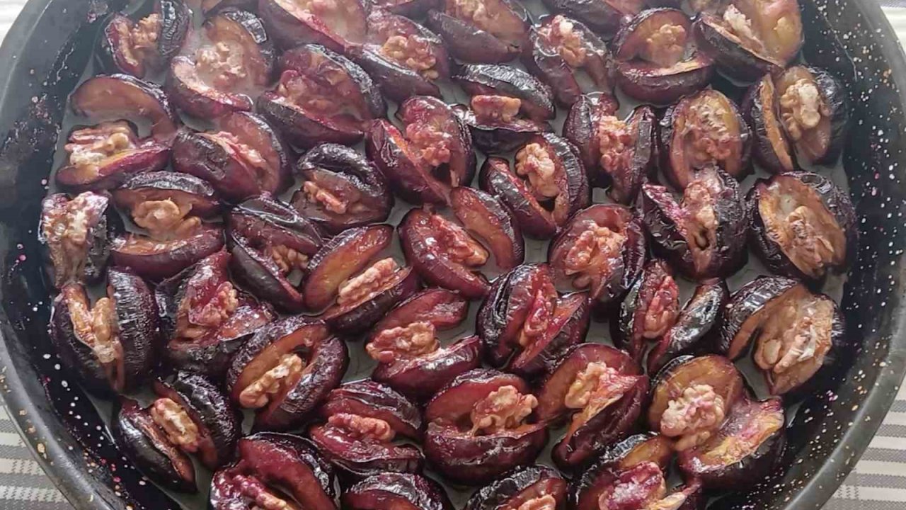 Dalında 4 liraya düşen ton eriği kışlık tatlıya dönüşüyor
