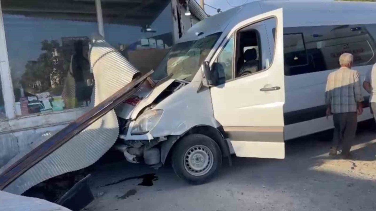 Şanlıurfa’da işçi servisi dükkana daldı: 10 yaralı