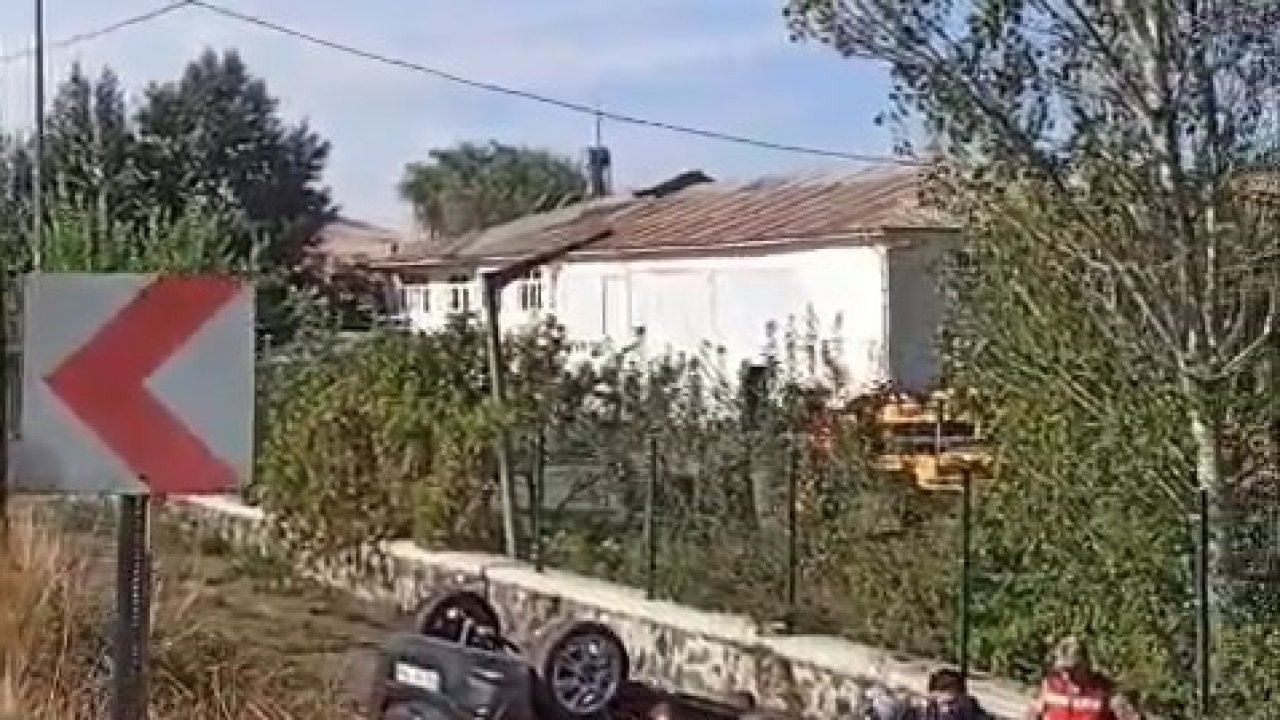 Elazığ’da araç şarampole devrildi: 2 yaralı