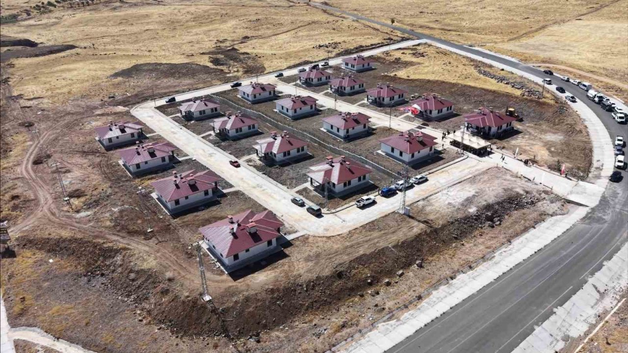 Tunceli’de 18 kırsal konutun anahtarları hak sahiplerine teslim edildi