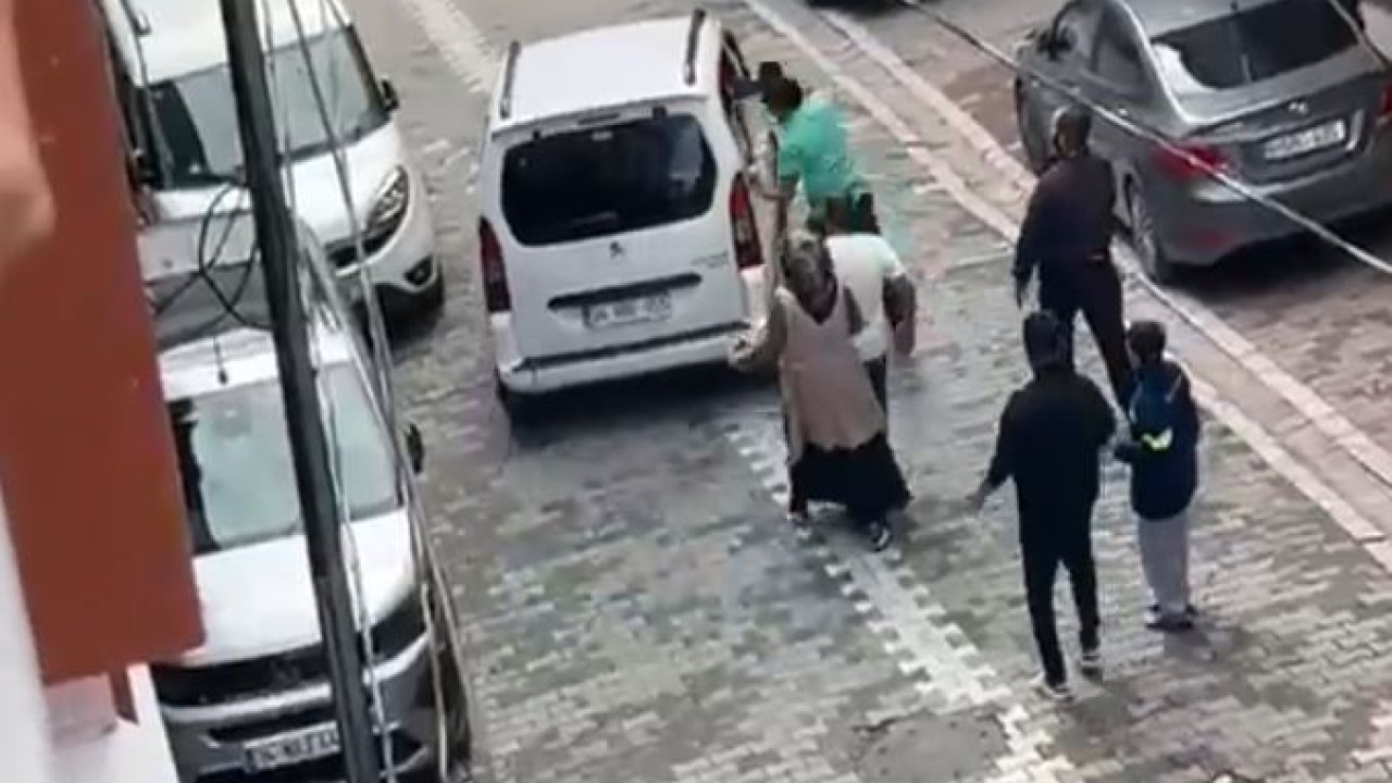 Eski koca olay çıkardı, kadının yakınları tekme tokat kovaladı; o anlar kamerada