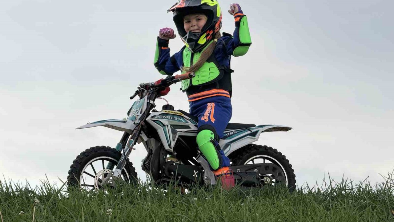 Minik İkra motosiklet ile tepeleri aşıyor, Zayn ile yarışmak istiyor