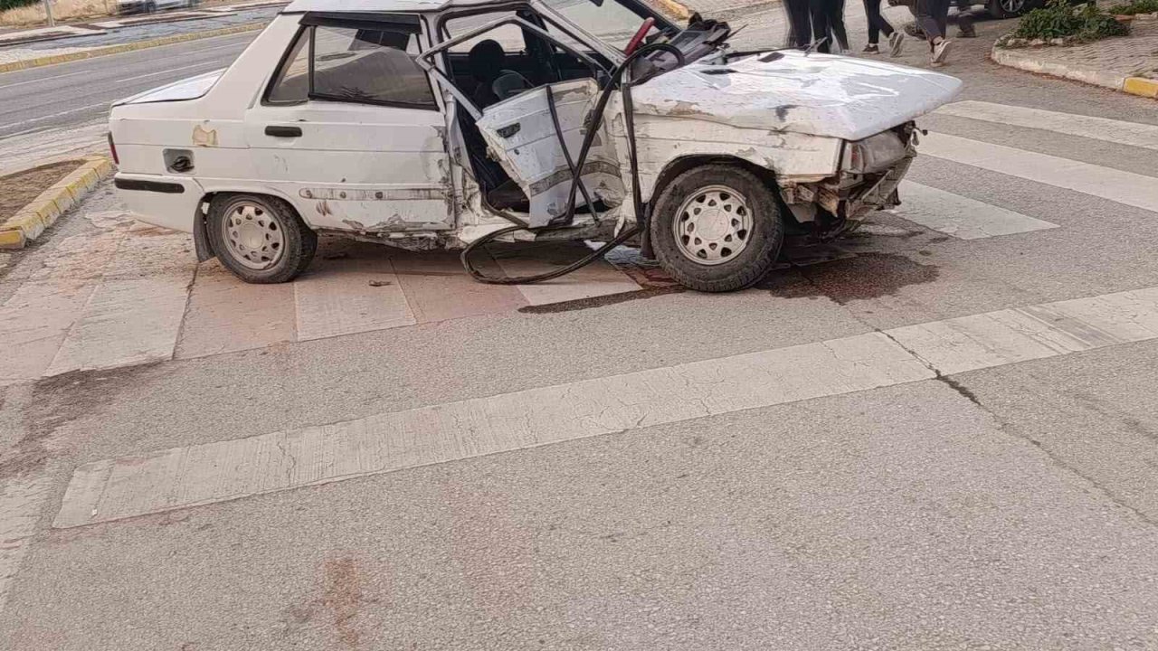 Kamyonetle otomobille çarpıştı: 3 yaralı