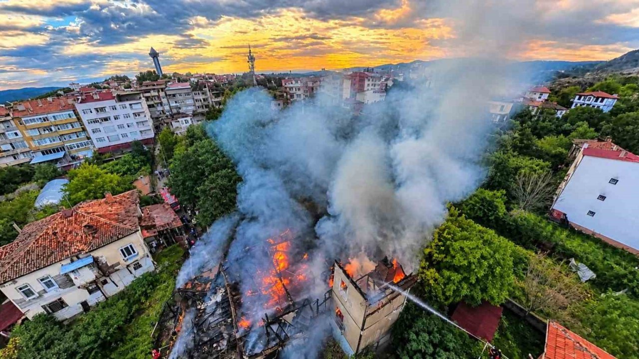 Boyabat’ta 3 katlı ahşap ev alevlere teslim oldu