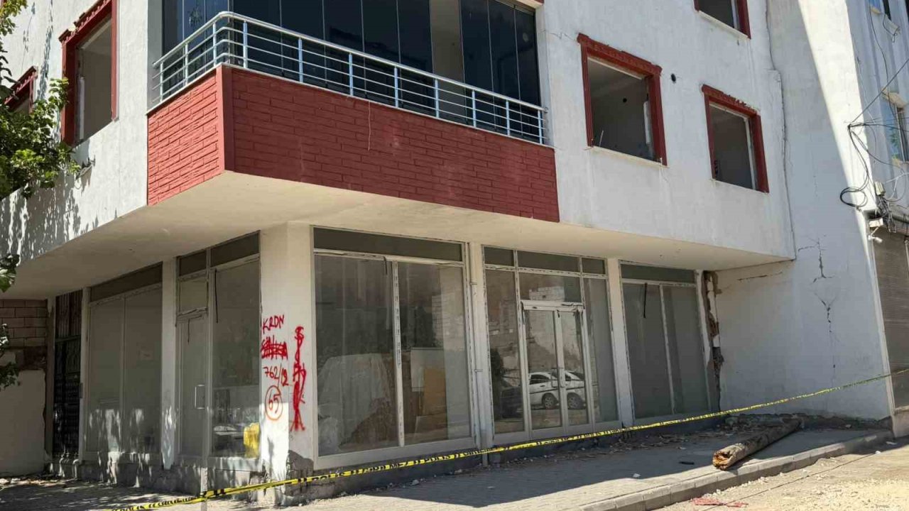 Hasarlı bina deprem sonrası korkuttu