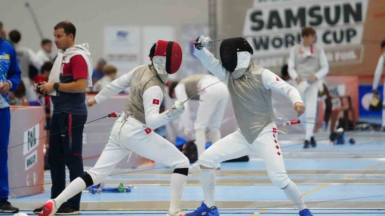 Yıldızlar ve Gençler Flöre Dünya Kupası’nda sporcular, kılıçlarını Samsun’da sallıyor