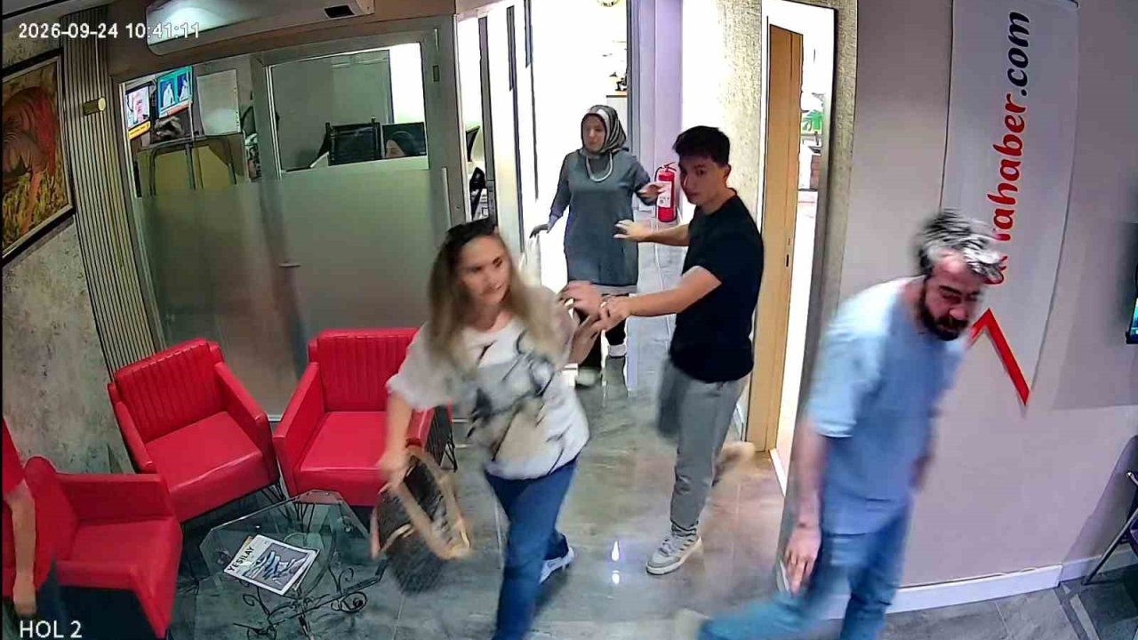 Yerel televizyon çalışanlarının deprem paniği kamerada