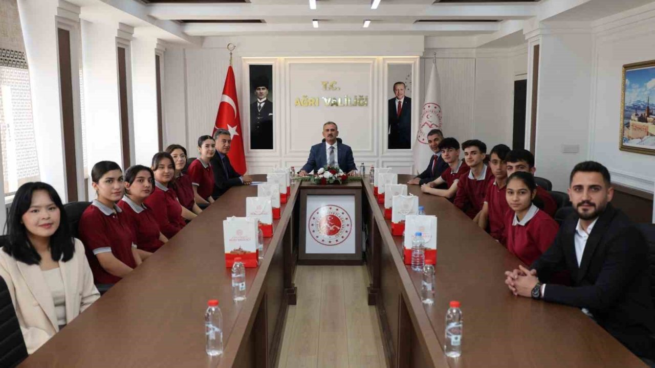 Vali Bozkurt öğrencilerle bir araya geldi