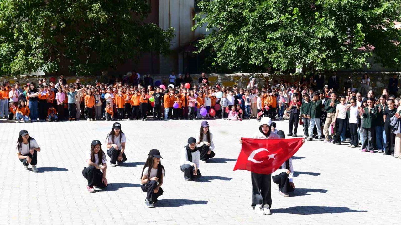 Çatak’ta İlköğretim Haftası kutlandı