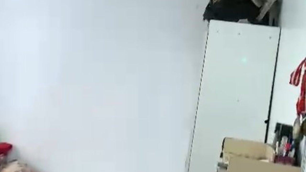 Depremde Gaziantep’teki bir evin tavanında kısmi çökme meydana geldi