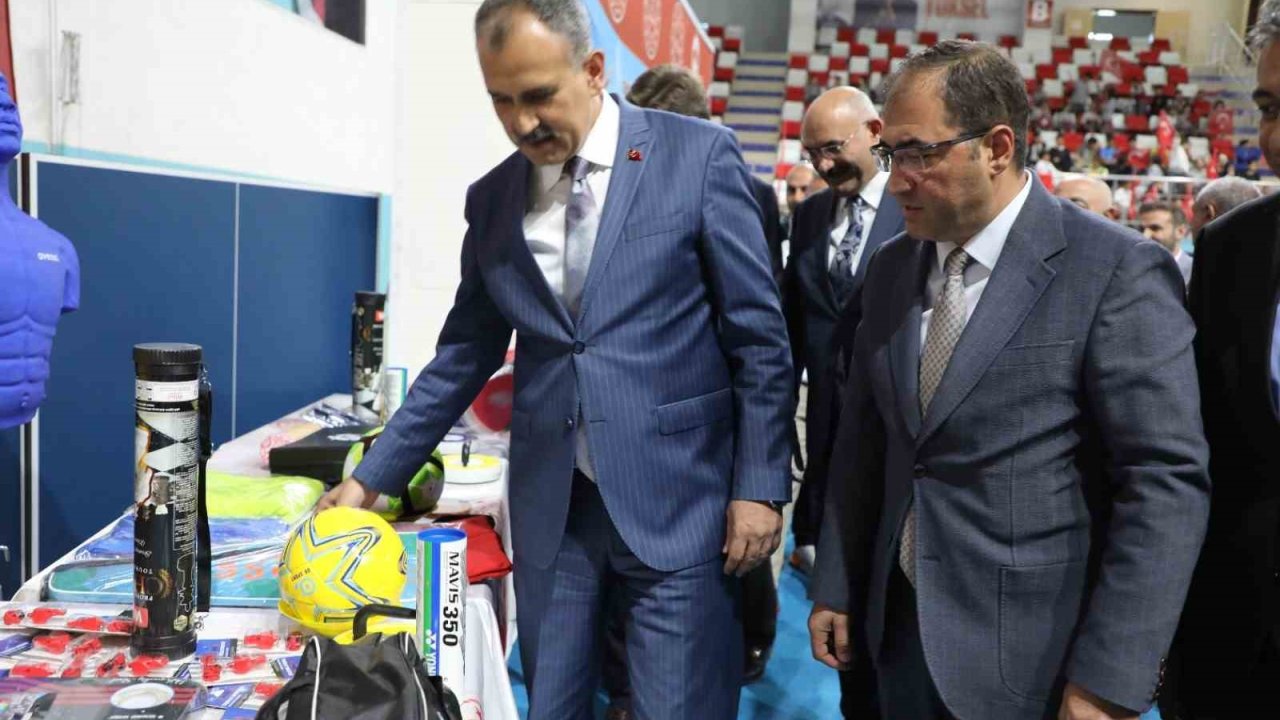 Ağrı’da 171 okula 15 milyon liralık spor malzemesi desteği