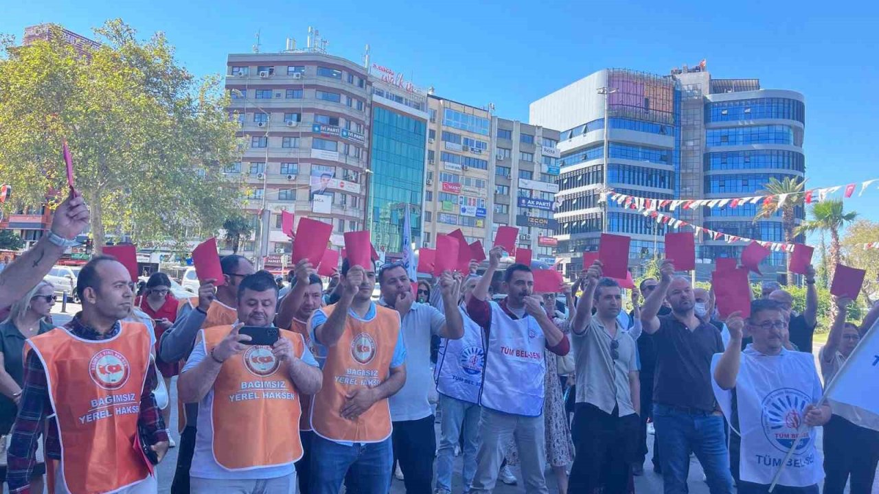 Konak Belediyesi işçilerinden ’kırmızı kart’lı eylem