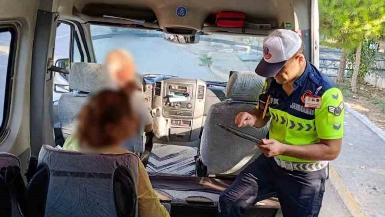 Antalya’da okul servislerine jandarma denetimi: 8 araç trafikten men edildi