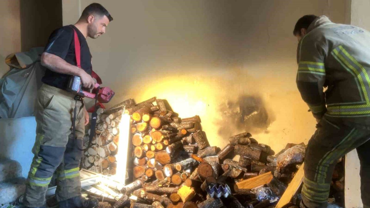 Garajdaki odunlar tutuştu, yangın büyümeden kontrol altına alındı