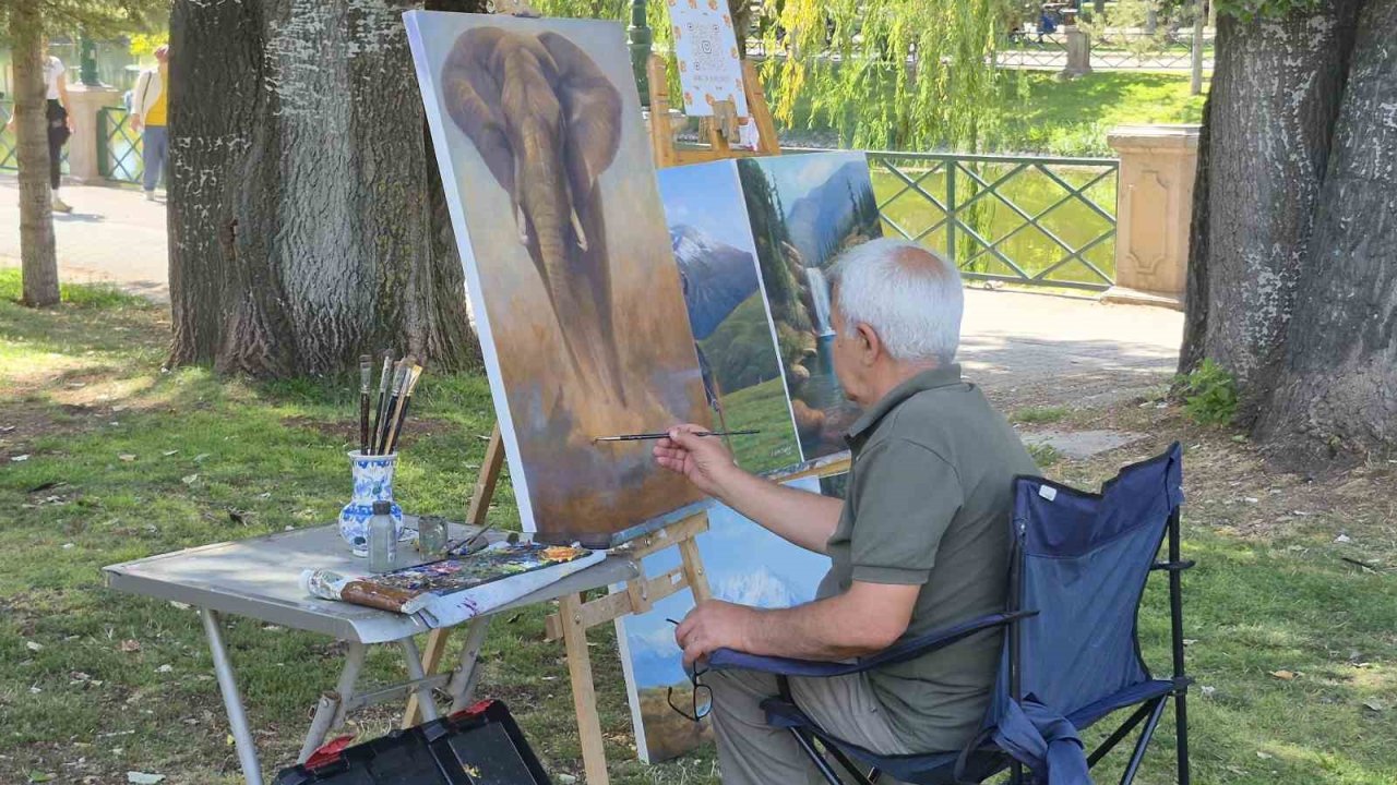 Sadece sergileri gezip resimleri inceleyerek ressam oldu