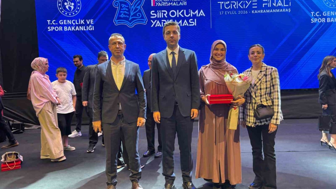 Hitit Üniversitesi öprencisi, şiir yarışmasında Türkiye birincisi oldu