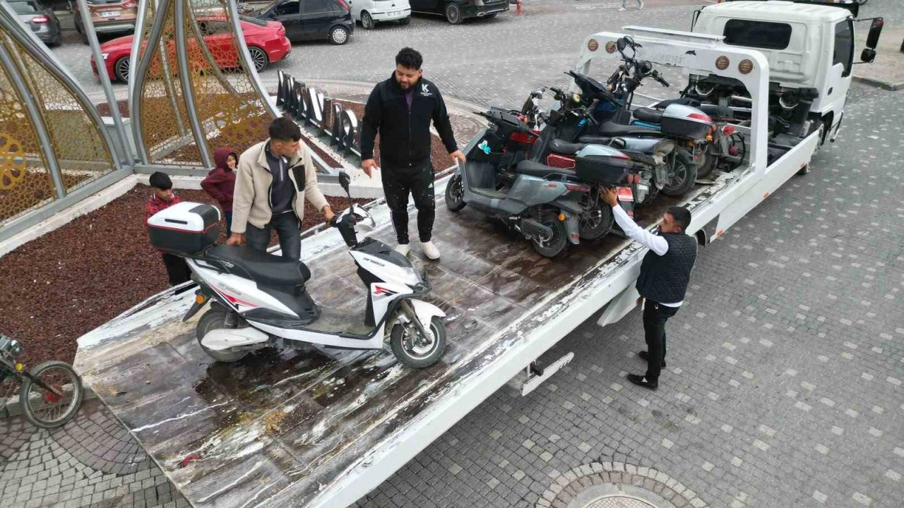 Bolvadin’de polis ekipleri denetimi elden bırakmıyor