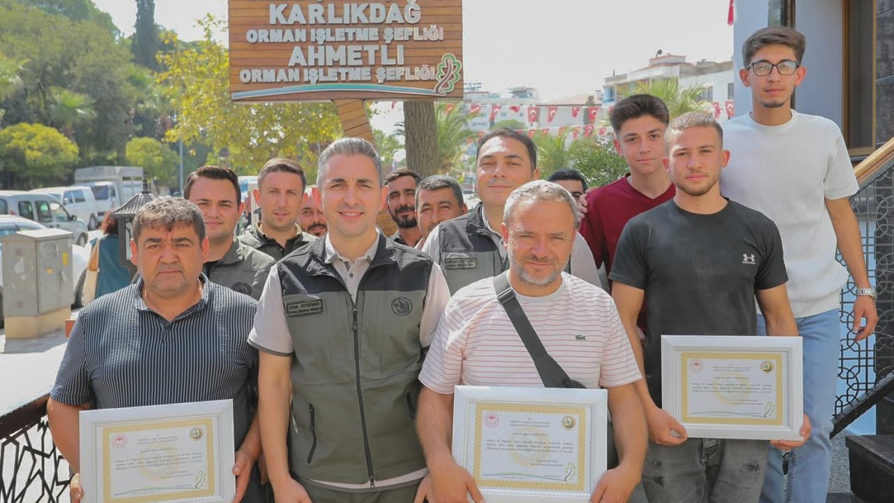 Turgutlu’daki yangın kahramanlarına teşekkür plaketi