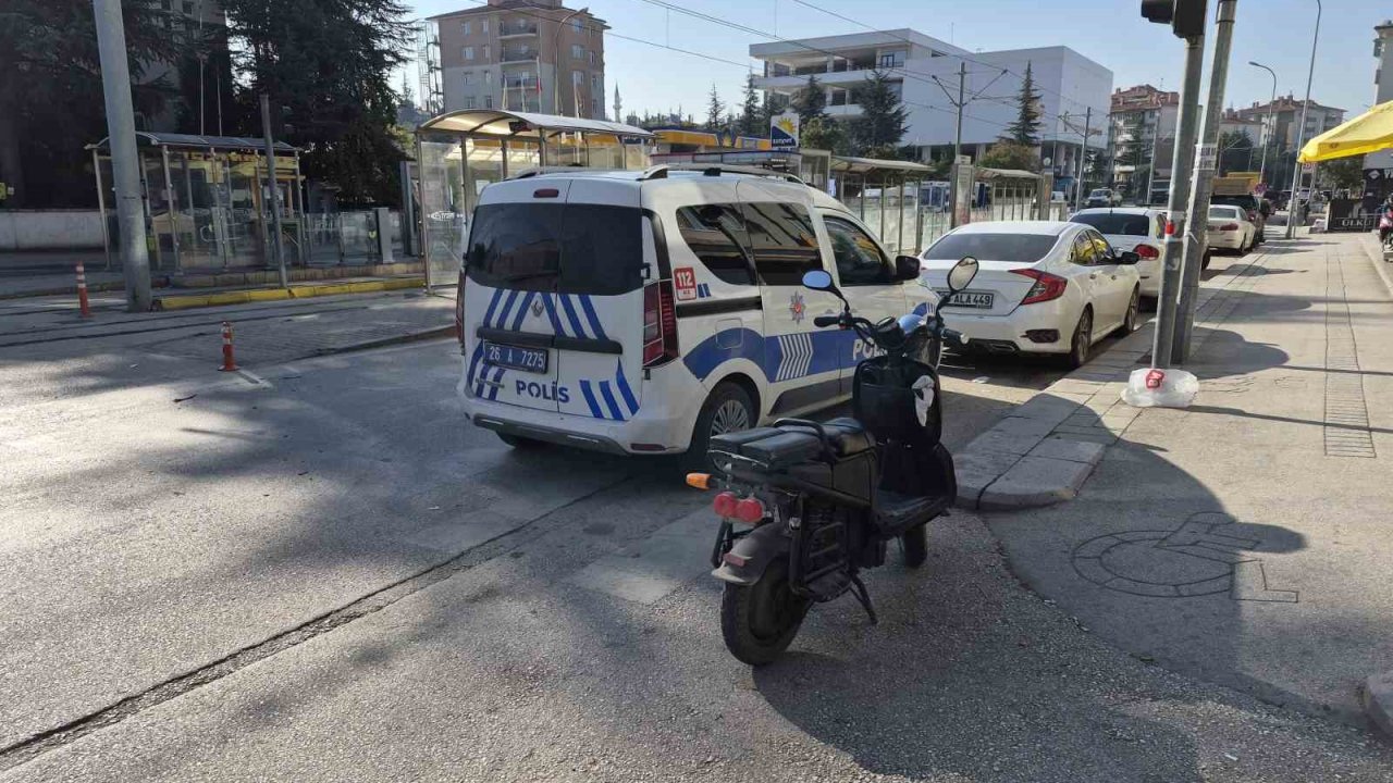 Elektrikli bisiklet ile çarpışan otomobil olay yerinden kaçtı