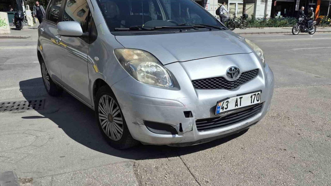 Eskişehir’de otomobille çarpışan motosiklet sürücüsü yaralandı