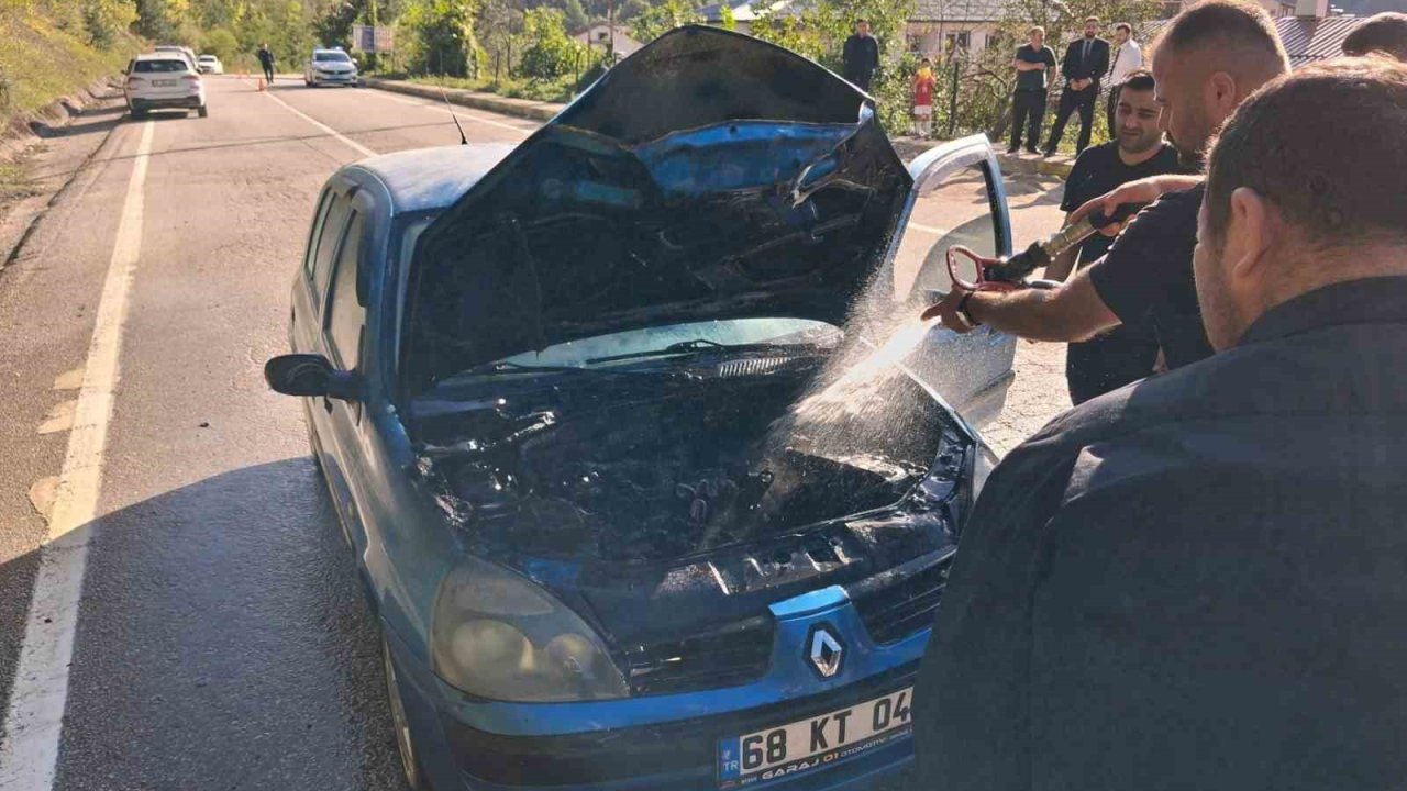 Kastamonu’da seyir halindeki otomobilde çıkan yangını itfaiye söndürdü