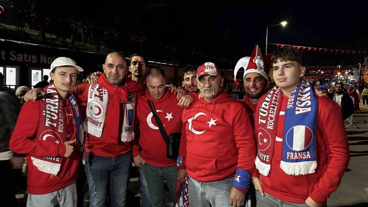 Milli maç için stadyuma akın eden binlerce vatandaş renkli görüntüler oluşturdu