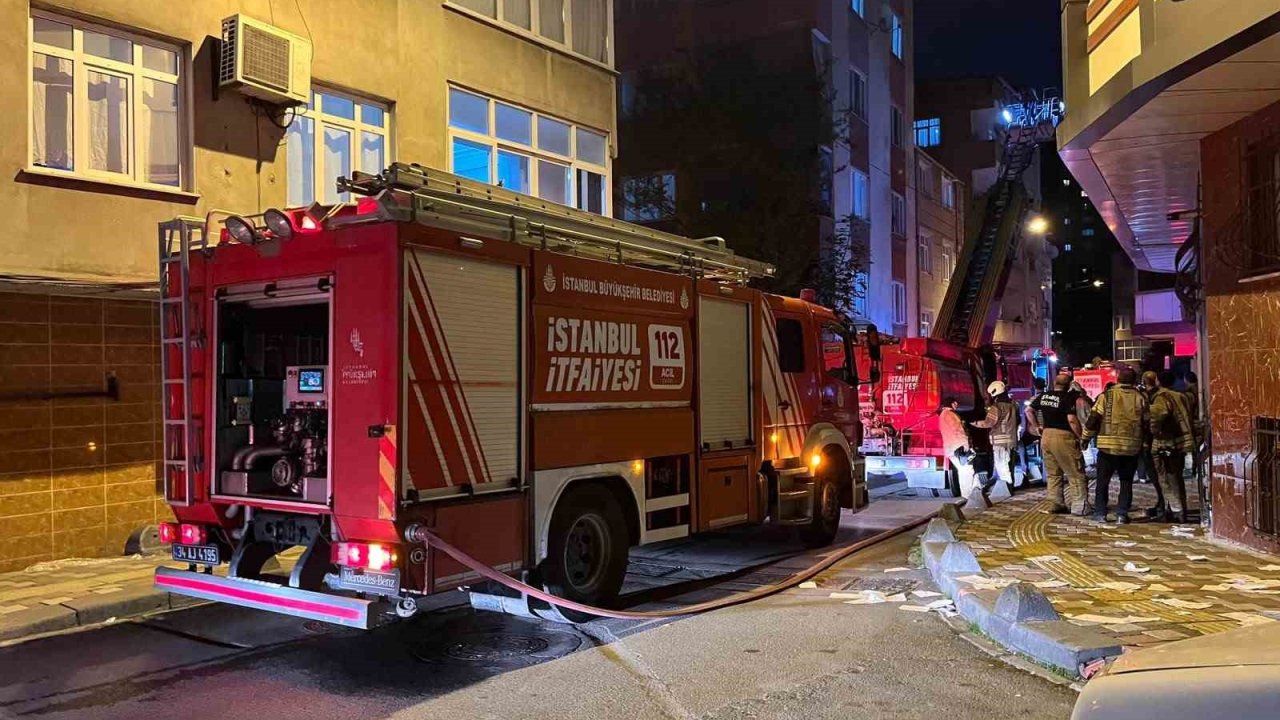 Esenler’de 4 katlı boş binanın çatısında yangın