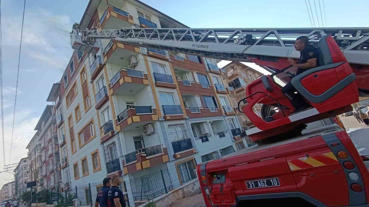 Prizden çıkan yangında 5 kişilik ailenin yaşadığı ev alevlere teslim oldu