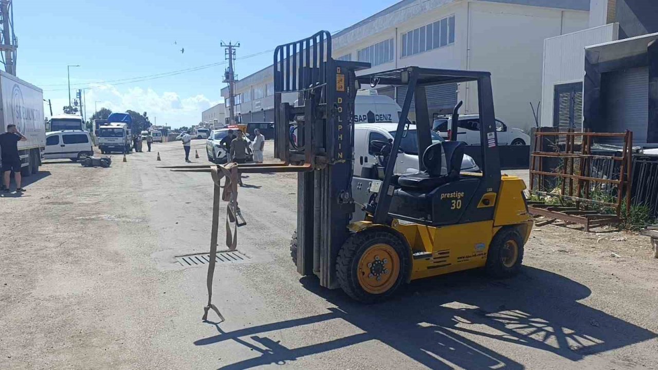 Forkliftin vinç demirine başını çarpan motosiklet sürücüsü kaldırıldığı hastanede öldü