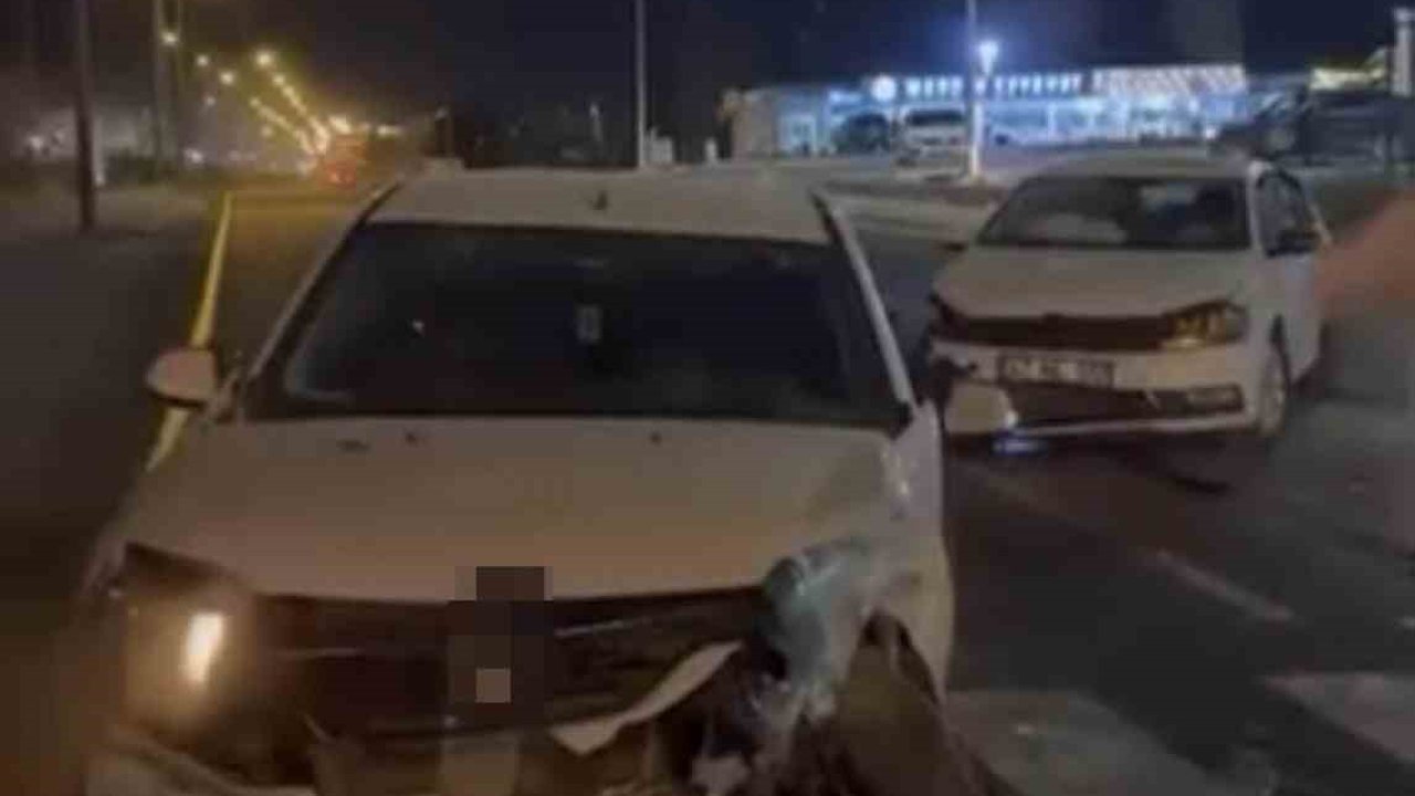 Mardin’de iki otomobil çarpıştı: 3 yaralı