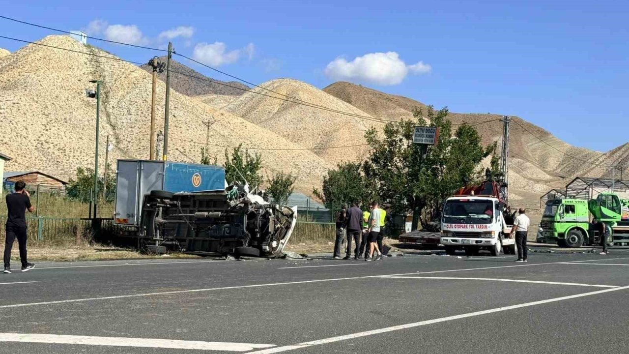 Oltu-Ardahan yolunda feci kaza: 2’si ağır 3 yaralı