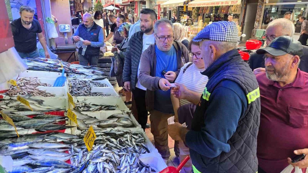 Kiloluk palamut 90 TL’ye düşünce vatandaş tezgahlara akın etti