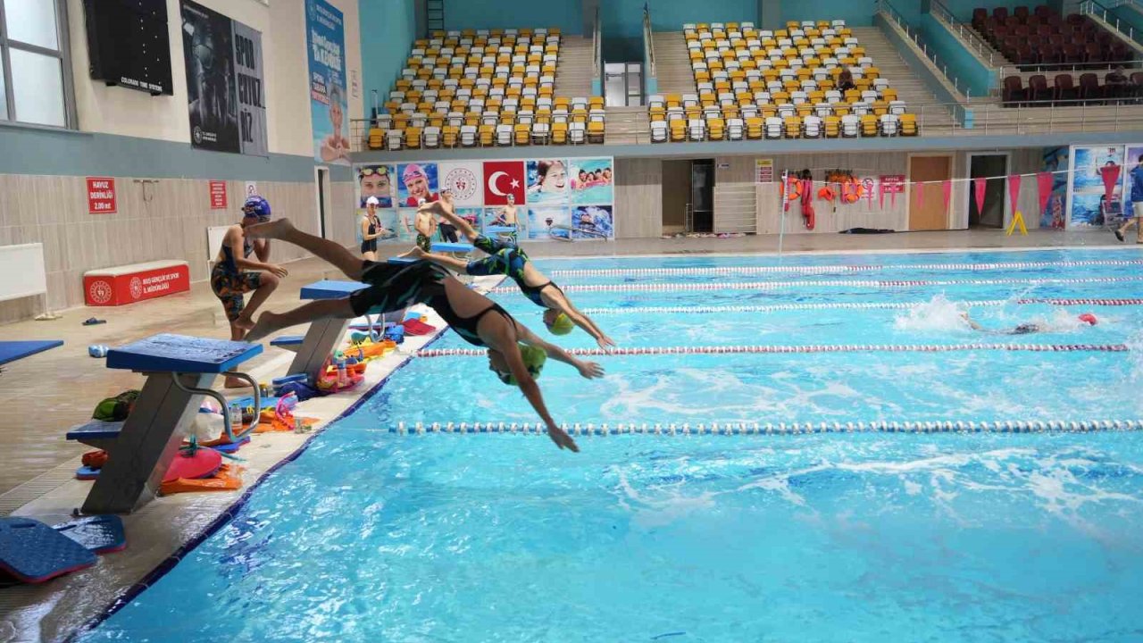 Geleceğin yüzme şampiyonları Muş’ta yetişiyor