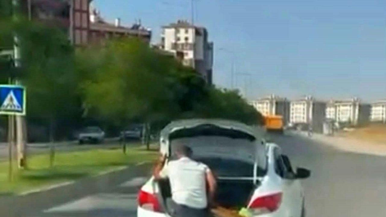 Diyarbakır’da tehlikeli yolculuklar kamerada: Biri bagaj girdi, diğeri bagaj kapısında oturup ilerledi