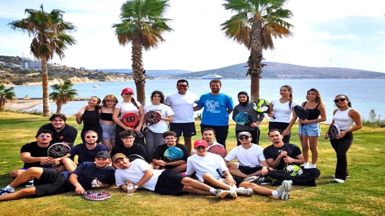 Çeşme’de üniversite öğrencileri, padel sporuyla buluştu