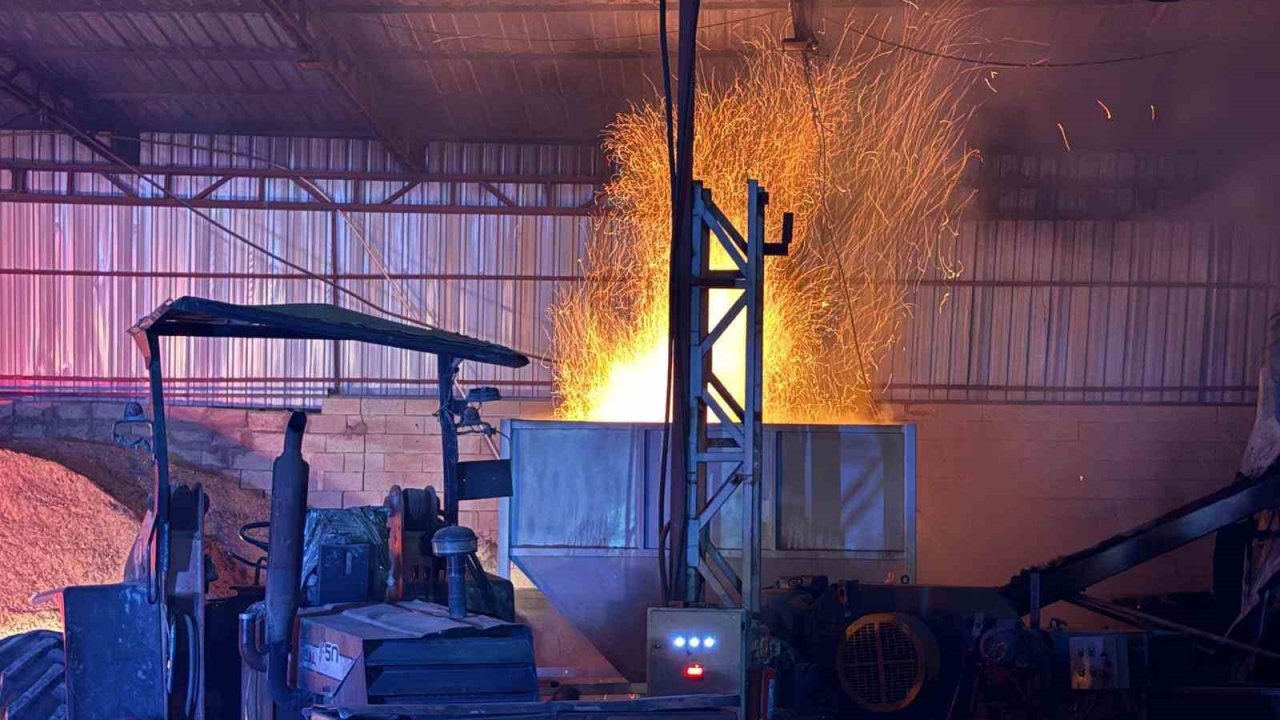 Kayseri’de talaş briketleme makinasında çıkan yangın büyümeden söndürüldü
