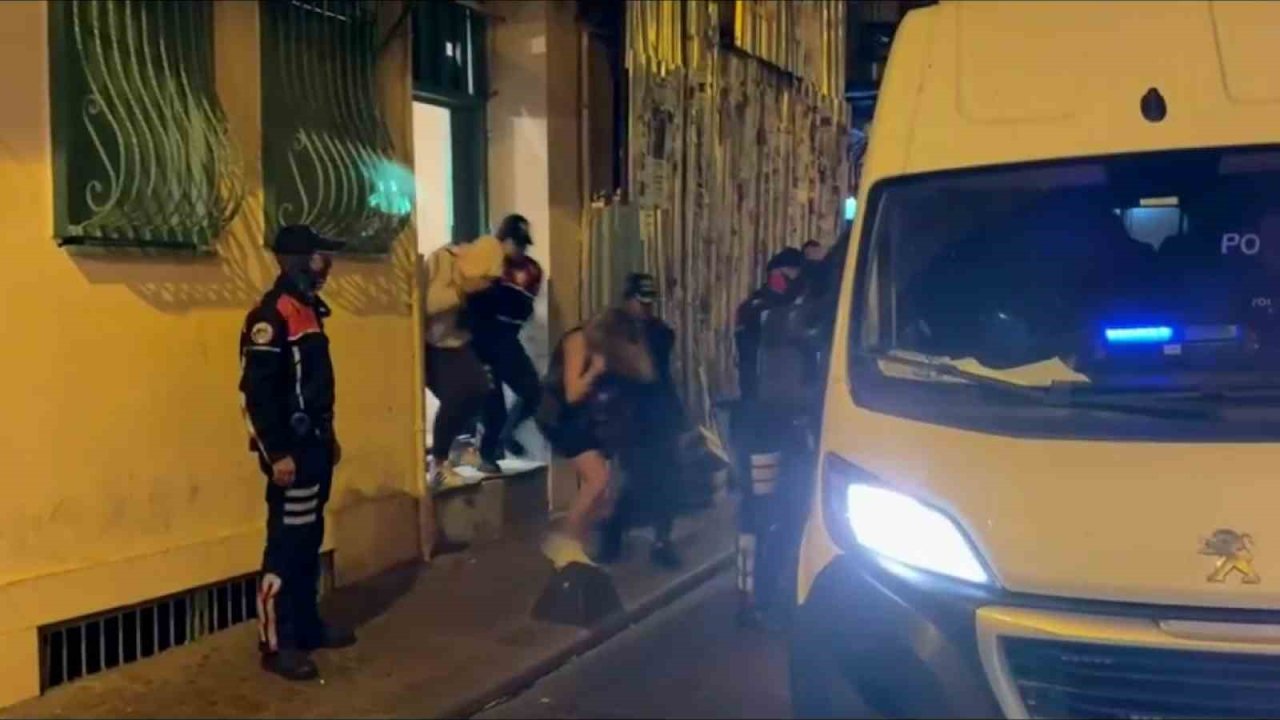 Beyoğlu’nda fuhuş pazarlığı havadan tespit edildi: 27 gözaltı