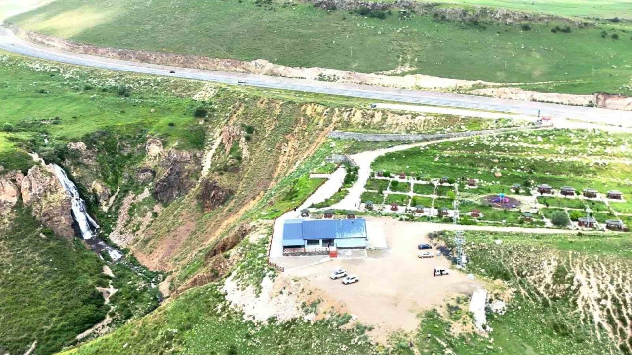 Vali Polat, Susuz Şelalesi’nde vatandaşlarla bir araya geldi