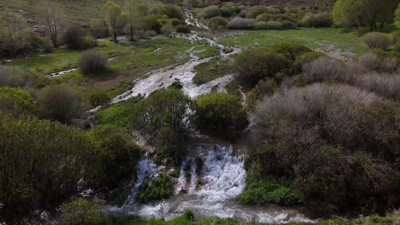 Erzincan’da mevsimsel su kaynağı doğal traverten oluşturuyor
